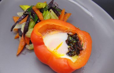 Œuf et poivron à  la vapeur